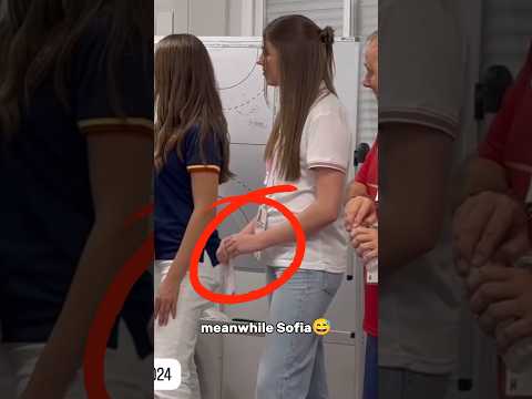 infanta sofia is tearing her card😅#infanta#spain#princess#sofia#viral#fashion#trend#shorts#queen#bbc